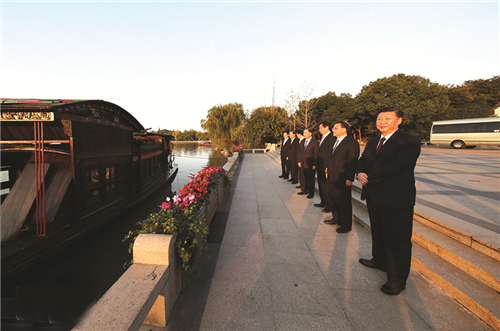 年10月31日习近平总书记和中共中央政治局常委们瞻仰浙江嘉兴南湖红船