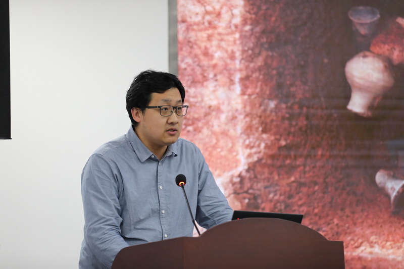 南京博物院副研究员于成龙汇报江苏常州寺墩遗址的考古发现及研究成果