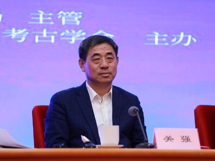 国家文物局副局长、中国考古学会副理事长关强同志宣布入选项目名单