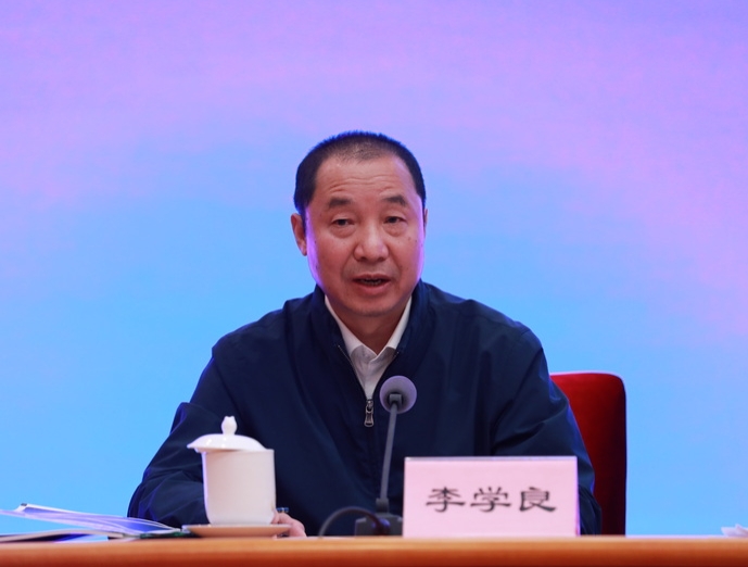 中国文物报社副总编李学良主持发布会