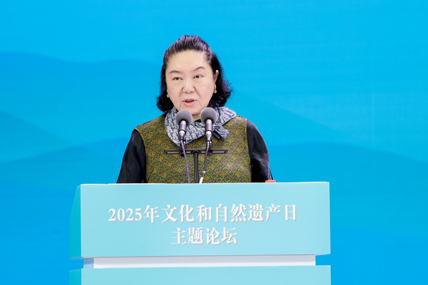 全国政协常委、中国国家话剧院院长田沁鑫，发言题目为《“文艺+文物”弘扬中华优秀传统文化》。