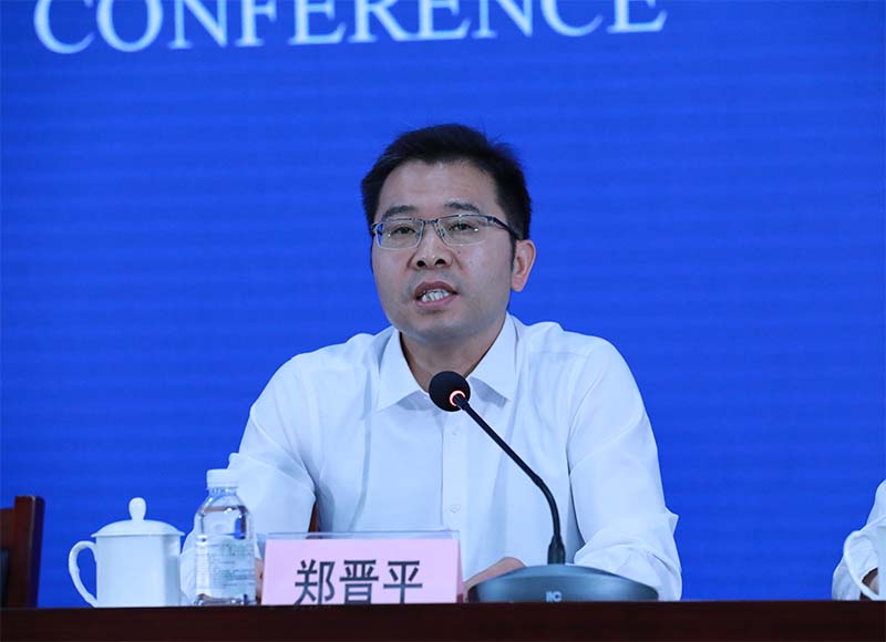 中国教科文卫体工会副主席郑晋平回答记者提问