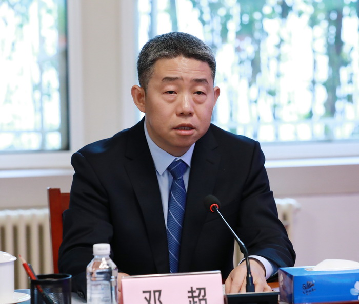 国家文物局文物古迹司司长邓超介绍青海省玛多县尕日塘秦刻石调查研究组织情况和现场保护工作进展。