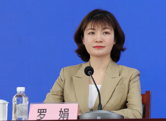 国家文物局新闻发言人、政策法规司副司长罗娟主持新闻发布会