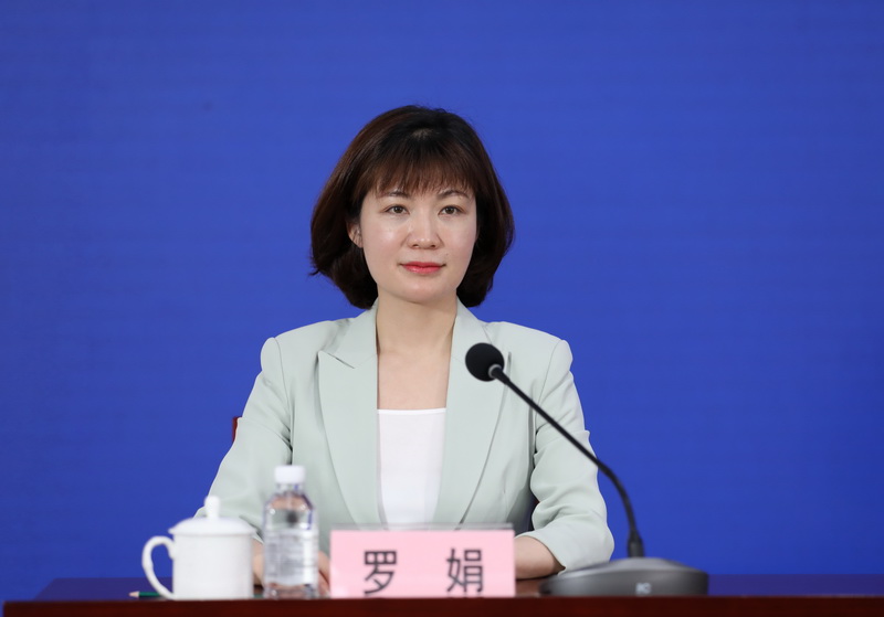 国家文物局新闻发言人、政策法规司副司长罗娟主持发布会并回答记者提问