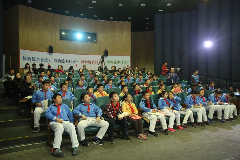 小学生认真聆听学习