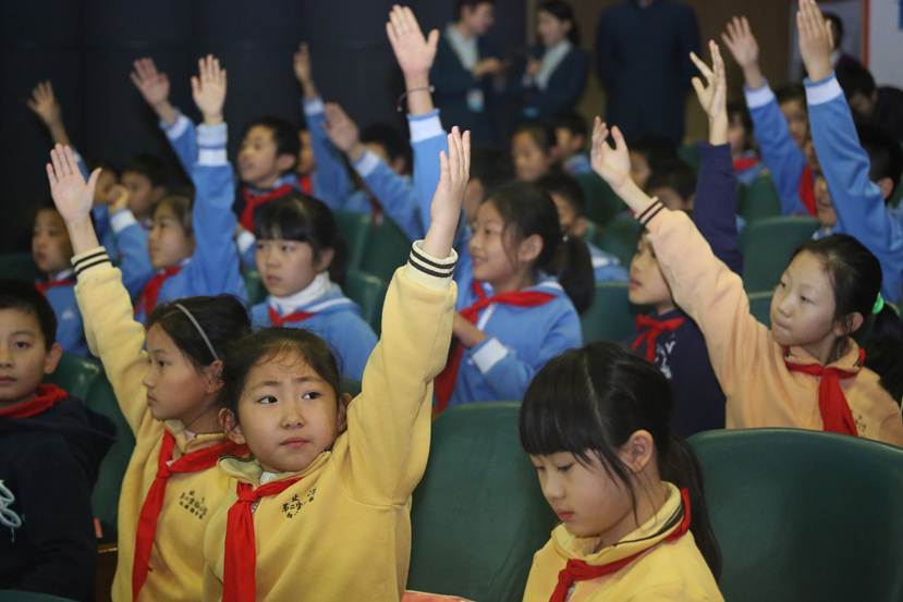 小学生踊跃举手回答问题